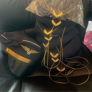 1 pilot hat and 8 flight attendant hats